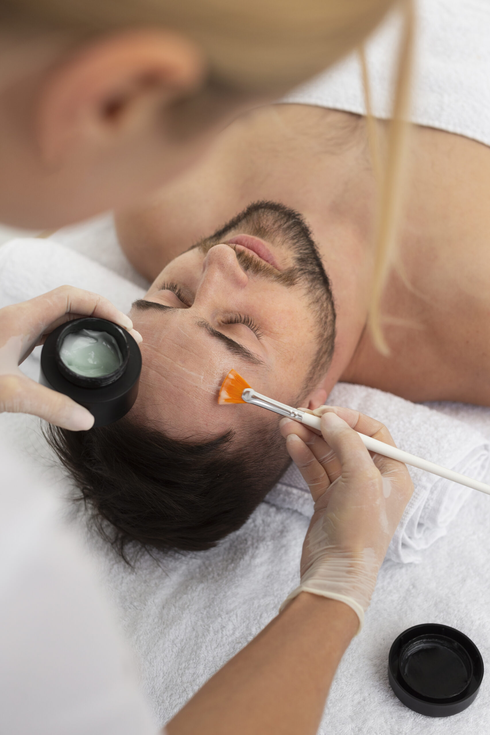 masseur-taking-care-her-client